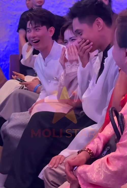 Bảo Định phản ứng ngại ngùng khi ngồi gần bố mẹ Phương Mỹ Chi. (Ảnh từ TikTok Molistar)