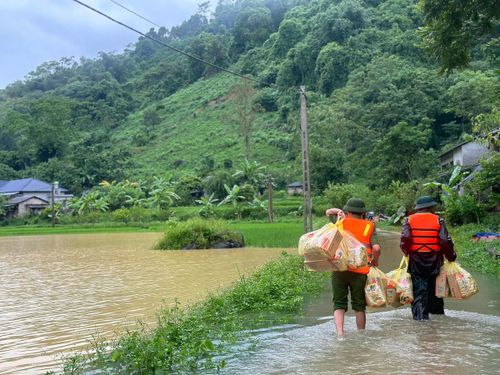 Công an xã Vạn Linh mang đồ cứu trợ tới các thôn bản bị lũ chia cắt, cô lập.