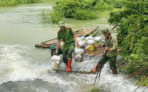 Công an xã Vạn Linh hỗ trợ người dân vận chuyển nông sản trong bão lũ