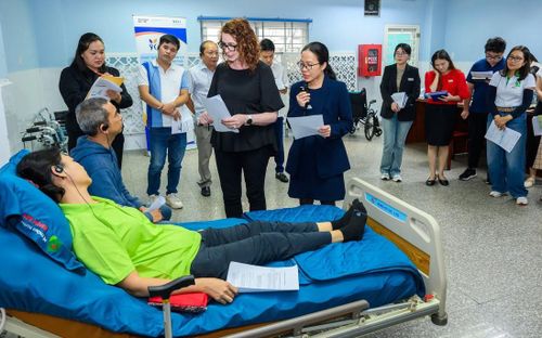 Một buổi đào tạo, thực hành kỹ năng nghề chăm sóc người cao tuổi