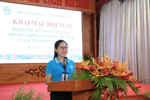 Bà Võ Thị Ngọc, Phó Chủ tịch Hội LHPN tỉnh Đắk Lắk, động viên các em học sinh tham gia trại hè