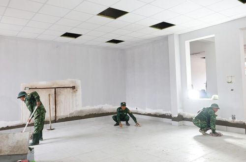 Lực lượng quân đội hỗ trợ công đoạn hoàn thiện tại Trường Phổ thông nội trú liên cấp TH&THCS Anh Sơn