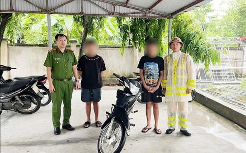 Đội CSGT đường bộ số 3 bàn giao V.M.Đ và T.L.P.Đ cùng phương tiện trong vụ việc cho Công an phường Trần Lãm. Ảnh: Công an Hưng Yên