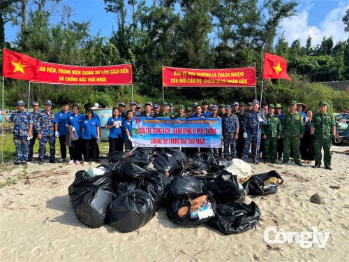Chi đoàn Đồn Biên phòng Chí Linh phối hợp ra quân làm sạch biển, thu gom rác thải, bảo vệ môi trường ven biển.