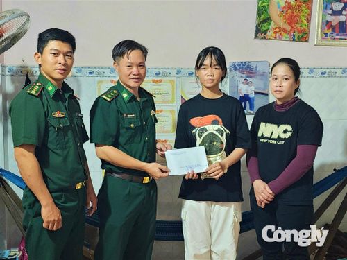 Đồn Biên phòng Phước Hải trao quà cho học sinh trong Chương trình “Nâng bước em tới trường” trên địa bàn.