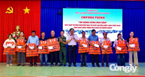 Trao tặng 80 phần quà và áo phao được đến ngư dân trên địa bàn xã Bình Châu, TP.HCM.