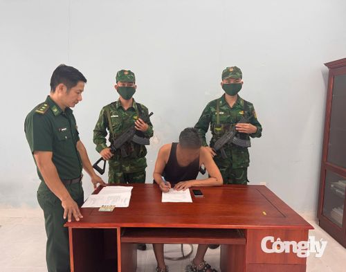 Trung tá Nguyễn Minh Trí - Phó Đồn trưởng Nghiệp vụ hướng dẫn ông Onomura Hiromitsu mang quốc tịch Nhật Bản viết lời khai.