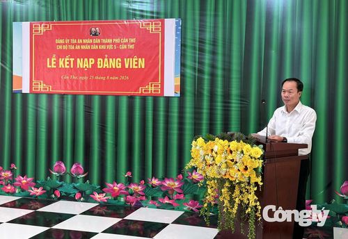 Đồng chí Nguyễn Văn Thanh Bình, Phó Bí thư Chi bộ, Phó Chánh án TAND khu vực 5 - Cần Thơ công bố Quyết định tại buổi lễ.