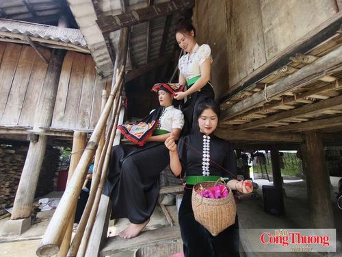 Những bộ trang phục, khăn piêu dân tộc Thái được các cô gái trong bản chuẩn bị kỹ càng để đón Tết Độc lập.