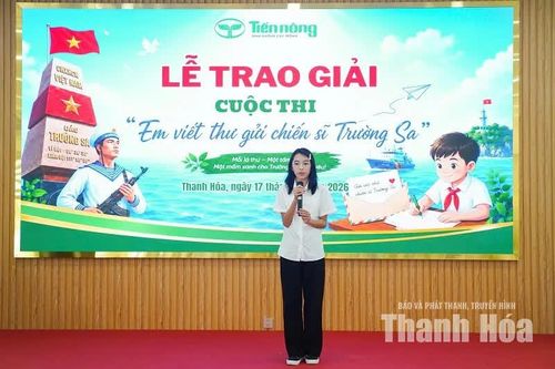 Em Minh Anh phát biểu tại lễ trao giải Cuộc thi “Em viết thư gửi chiến sĩ Trường Sa”.