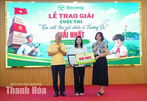 Ban Tổ chức trao giấy chứng nhận đoạt giải nhất cuộc thi "Em viết thư gửi chiến sĩ Trường Sa” cho em Nguyễn Minh Anh, học sinh lớp 8A7, Trường THCS Lý Tự Trọng.
