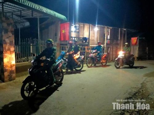Cán bộ biên phòng phối hợp tuần tra, nắm tình hình địa bàn bản Ón vào ban đêm.