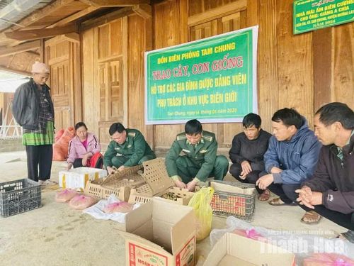 Đồn Biên phòng Tam Chung trao cây, con giống hỗ trợ các hộ gia đình do đảng viên phụ trách ở khu vực biên giới.