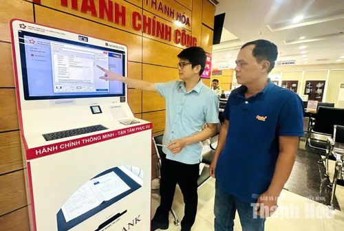 Công chức Trung tâm Phục vụ hành chính công tỉnh hướng dẫn công dân thực hiện thủ tục hành chính trên kiosk thông minh.