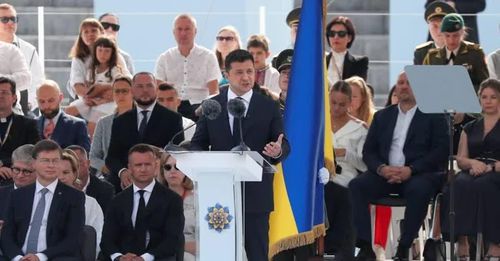 Tổng thống Volodymyr Zelenskiy phát biểu trong ngày lễ độc lập. Ảnh: Reuters.