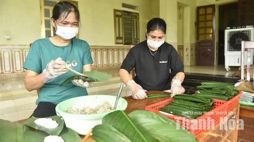 Người làm bánh khéo léo đặt phần bột, cho nhân vào giữa rồi cuộn lại, tạo thành những chiếc bánh thon dài, đều nhau.
