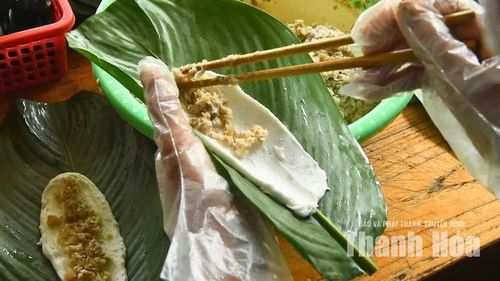 Nhân bánh được chuẩn bị từ những nguyên liệu quen thuộc như thịt lợn ngon, hành khô và mộc nhĩ. Tất cả được băm nhỏ, rang thơm để tạo nên phần nhân đậm đà.