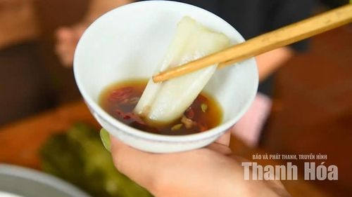 Bóc lớp lá còn nóng hổi, chiếc bánh mềm, dẻo, thơm và đậm vị. Phần nhân béo ngậy, hòa cùng vị thơm của gạo và lá dong tạo nên một hương vị mộc mạc nhưng khó quên.