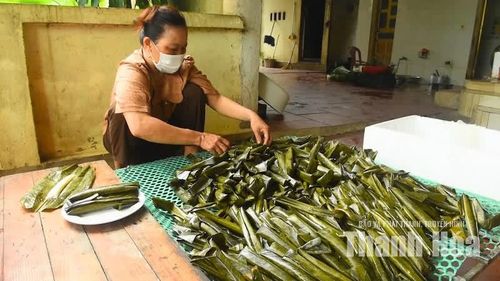 Khi bánh chín, lớp lá dong chuyển màu, hương thơm của gạo quyện cùng mùi lá, thịt và hành lan tỏa.
