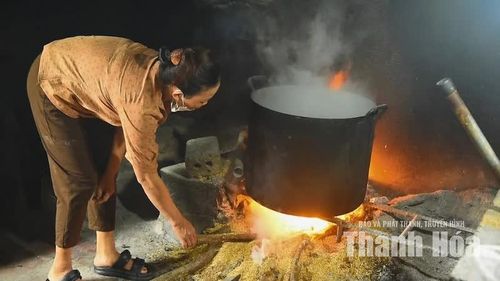 Sau đó, những chiếc bánh được xếp vào nồi và luộc bằng bếp củi truyền thống.