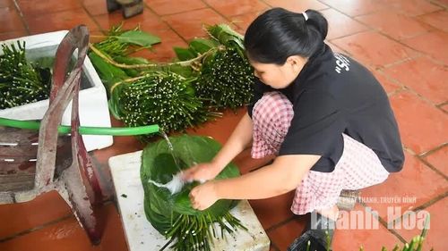Lá dong dùng để gói phải là lá bánh tẻ, không quá già cũng không quá non. Lá được rửa sạch, để ráo nước trước khi gói.