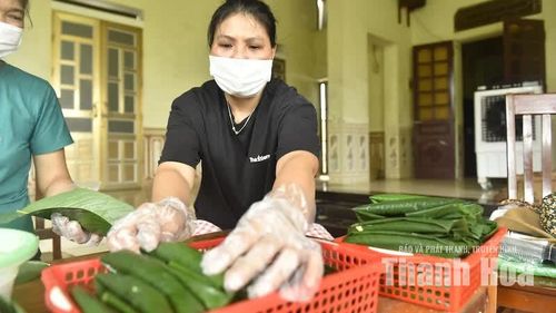 Để bánh không bị vỡ, không thấm nước khi luộc, người làm phải có kỹ thuật riêng. Chiếc bánh phải được gói vừa kín vừa tròn, giữ được hình dáng đẹp mắt sau khi chín.