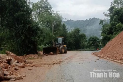 Đơn vị quản lý đường bộ huy động nhân lực, máy móc khắc phục sự cố sạt lở tại Km130+000 Quốc lộ 217.