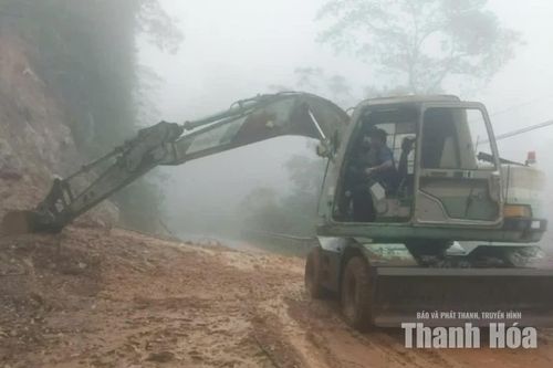 Đơn vị quản lý đường bộ huy động nhân lực, máy móc khắc phục sự cố sạt lở tại Km17+830 đường tỉnh 521C.