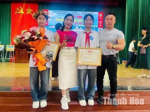 Linh Nhi (ngoài cùng, bên trái) và Linh Nga (đứng giữa) cùng gia đình trong cuộc thi cấp tỉnh.