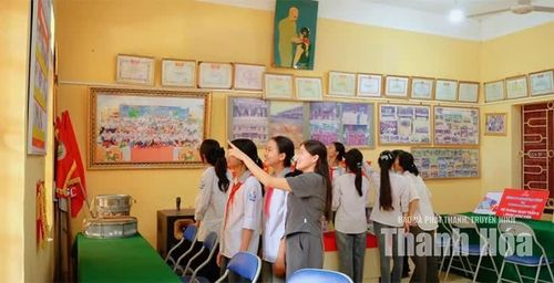 Học sinh tham quan phòng truyền thống nhà trường.