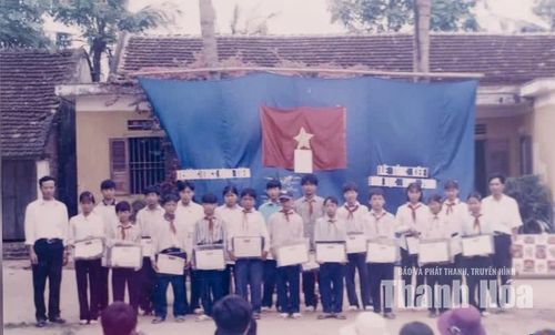 Nhà trường trao thưởng cho học sinh giỏi cấp huyện năm học 1999 - 2000 (Ảnh do nhà trường cung cấp)