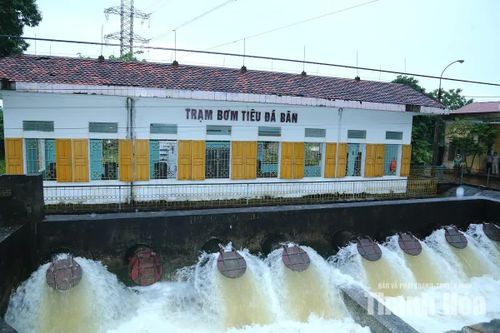 Vận hành Trạm bơm tiêu Đá Bàn, xã Trung Chính. Ảnh: Quốc Hương