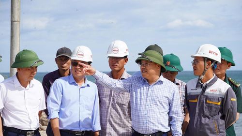 Phó Chủ tịch UBND tỉnh Quảng Trị Lê Đức Tiến kiểm tra dự án. Ảnh: Trường Nhật