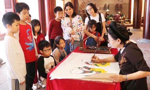  Du khách trải nghiệm tại Trung tâm Bảo tồn tranh dân gian Đông Hồ. 