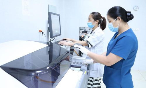 Nhân viên Bệnh viện Đa khoa Yên Thế vận hành máy xét nghiệm sinh hóa tự động.