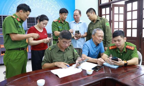 Cán bộ Công an xã Tiên Du hỗ trợ người dân cập nhật thông tin an sinh xã hội trên VNeID.