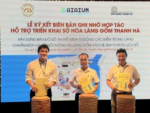 Đại diện chính quyền địa phương, doanh nghiệp và Công viên bảo tàng đất nung Thanh Hà ký kết biên bản ghi nhớ hợp tác triển khai số hóa Làng gốm Thanh Hà. Ảnh: QUỐC TUẤN
