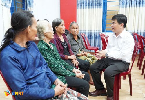 Bí thư Đảng ủy xã Hiệp Đức Lê Quang Quỳnh trao đổi, nắm bắt tình hình cuộc sống người dân thôn Hiệp Thuận. Ảnh: N. ĐOAN
