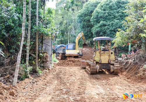 Người dân xã Sơn Cẩm Hà đồng thuận hiến đất, vật kiến trúc tạo thuận lợi trong giải phóng mặt bằng, thực hiện dự án. Ảnh: HỒ QUÂN