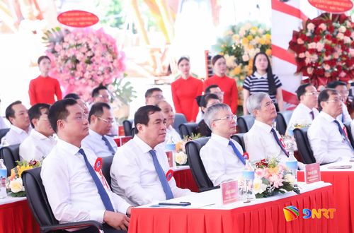 Bí thư Thành ủy Lê Ngọc Quang (bên trái), Chủ tịch HĐND thành phố Nguyễn Đức Dũng (thứ 3, bên trái sang) cùng các đại biểu dự lễ khởi công. Ảnh: NGỌC PHÚ