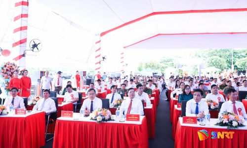 Các đại biểu dự lễ khởi công. Ảnh: NGỌC PHÚ