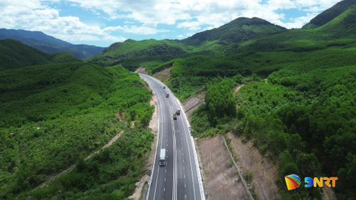 Phần mặt đường cơ bản đã hoàn thành, được mở rộng lên 22m, vận tốc thiết kế đạt từ 60 - 80km/h theo tiêu chuẩn đường cao tốc. Ảnh: XUÂN SƠN