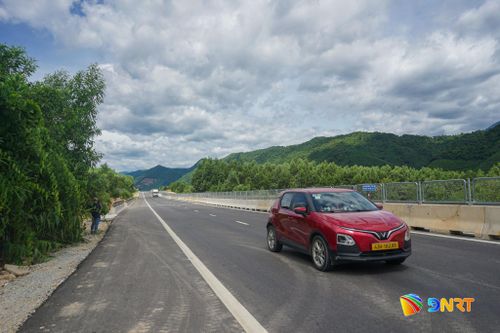 Một số hạng mục như biển báo, tôn hộ lan đang được lắp đặt để bảo đảm an toàn giao thông trên toàn tuyến. Ảnh: XUÂN SƠN