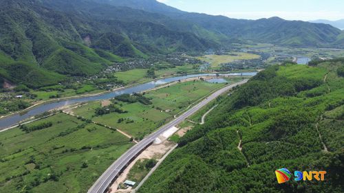 Một đoạn tuyến cao tốc đi qua vùng núi rừng và dòng sông Cu Đê thơ mộng thuộc phường Hải Vân (thành phố Đà Nẵng). Ảnh: XUÂN SƠN