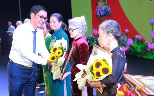 Bí thư Đảng ủy phường An Hải Phùng Phú Phong trao Huy hiệu Đảng cho các đảng viên 60 năm tuổi Đảng. Ảnh: ĐẮC MẠNH