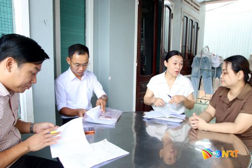 Điều tra viên phỏng vấn hộ dân trồng hoa tại phường Liên Chiểu. Ảnh: TRỌNG HUY
