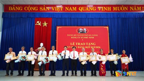 Lãnh đạo Đảng ủy xã Phú Ninh trao Huy hiệu Đảng cho các đảng viên đủ tiêu chuẩn. Ảnh: QUỐC VƯƠNG