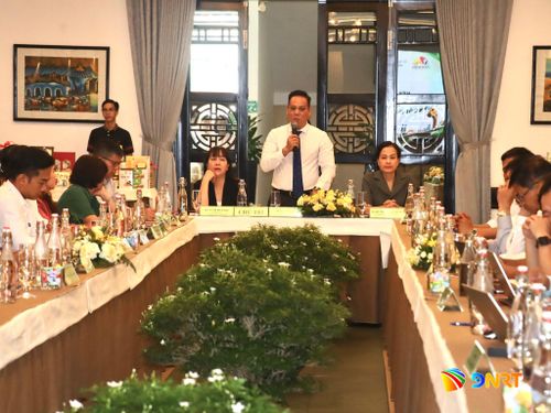 Lãnh đạo các Sở Văn hóa, Thể thao và Du lịch, Công Thương, Nông nghiệp và Môi trường đồng chủ trì hội thảo. Ảnh: QUỐC TUẤN