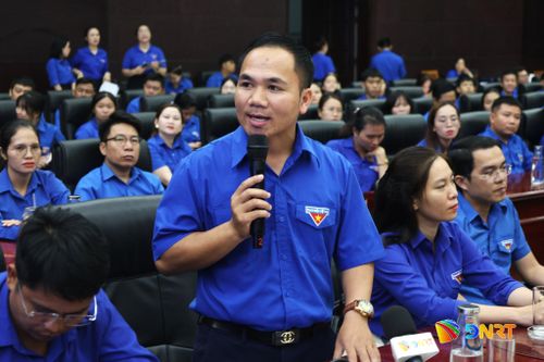 Đại biểu thanh niên đề xuất với lãnh đạo thành phố tại chương trình đối thoại. Ảnh: NGỌC HÀ