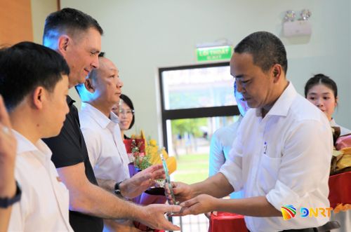 Tặng quà lưu niệm tri ân sự đồng hành của cá nhân, đơn vị, doanh nghiệp cho sự phát triển của đơn vị. Ảnh: ALĂNG NGƯỚC